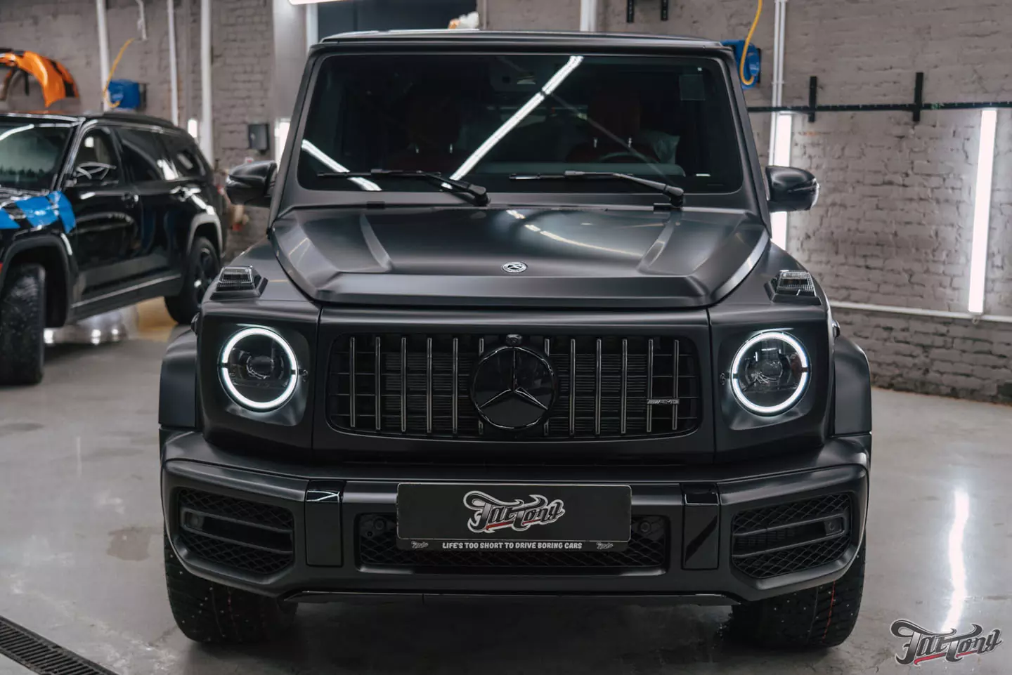 Оклеили Mercedes G63 AMG в матовый полиуретан и произвели антихром, чтобы сделать его еще брутальнее!